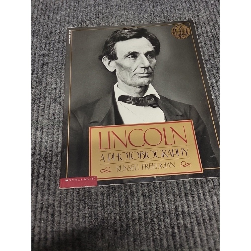 LINCOLN by Russell‎ Freedman, Newbery Award 1988, 1st Edition 3rd Printing, HCDJ